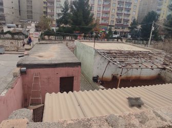 Satılık 375m2 arsa içinde 2 ev ve 3 Dükkan